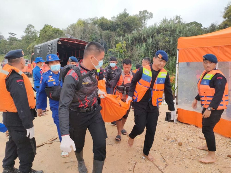 Tim SAR Gabungan Temukan Enam Korban Kecelakaan Truk Masuk Sungai Segati, Total 14 Korban Tewas