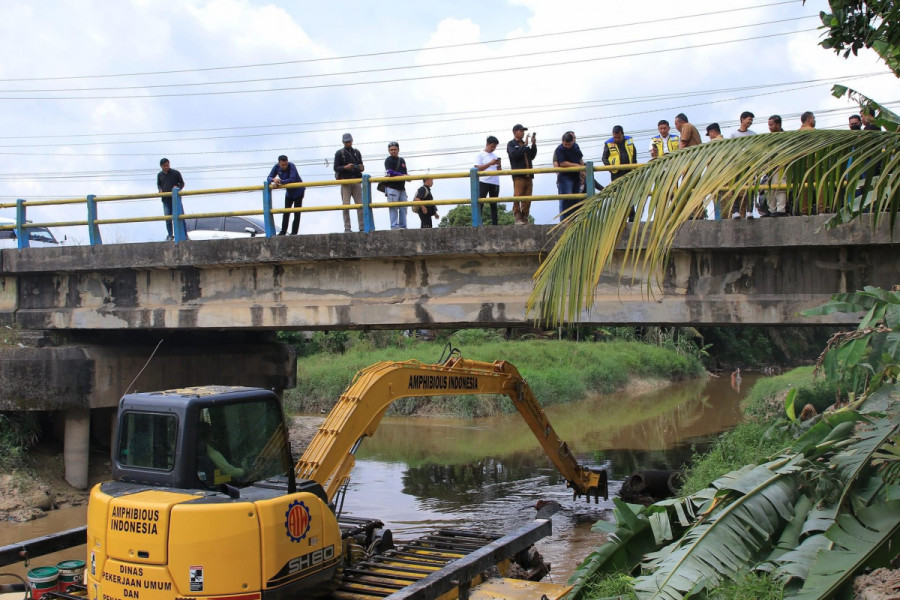 Kadis PUPR Dampingi Pj Wali Kota Pekanbaru Tinjau Normalisasi Hulu Sungai Sail dan Pembangunan Jalan Padat Karya Kulim