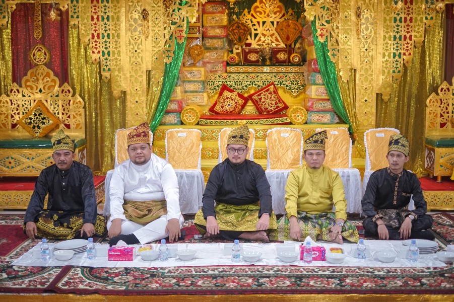 Pimpinan DPRD Pekanbaru Bersama Anggota Ditepuk Tepung Tawar