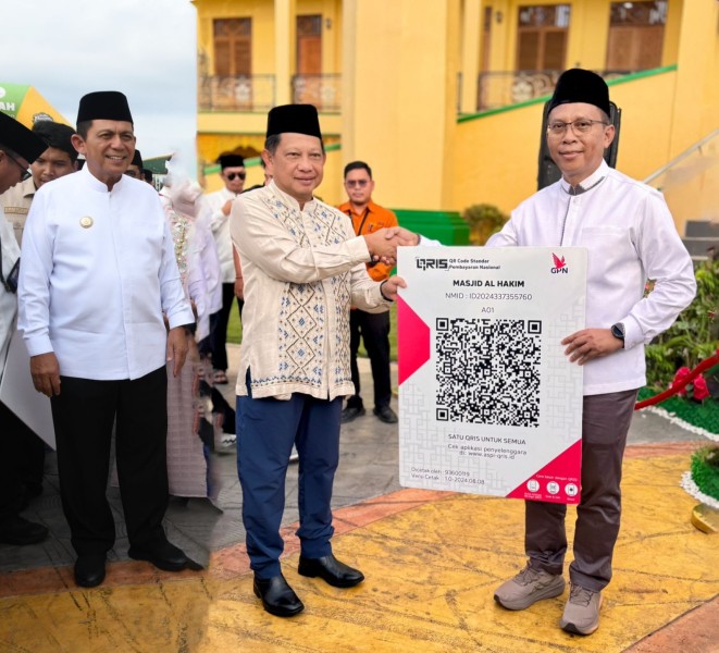 Apresiasi Program Digitalisasi Masjid, Mendagri Serahkan QRIS ZISWAF BRK Syariah di Kepri