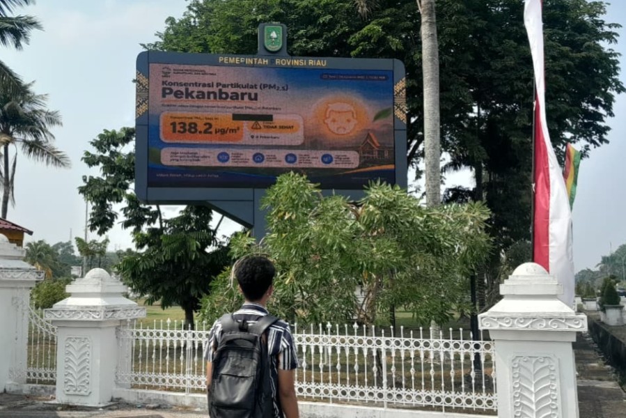 Kabut Asap Pekat, Pemprov Riau Tampilkan Kualitas Udara Secara Realtime di Videotron