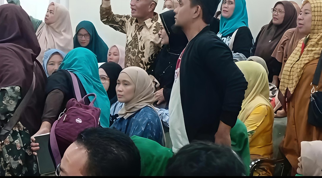 Mata Sembab Henny Sasmita Jadi Sorotan di Sidang Vonis Abdul Wahid, Duduk Tenang di Barisan Pengunjung