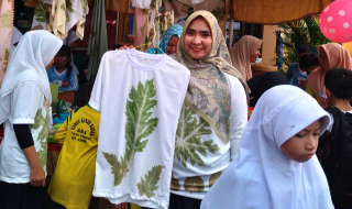 Siswa SDN 163 Pekanbaru Pamerkan Produk Baju Ecoprint dari Dedaunan