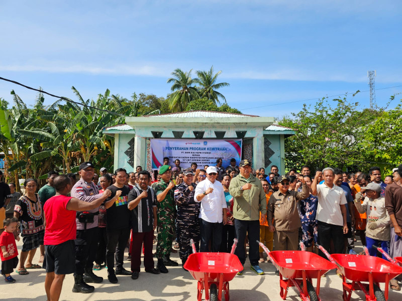 Gerobak Sorong untuk Warga Desa Mengkait Anambas dari CSR BRK Syariah