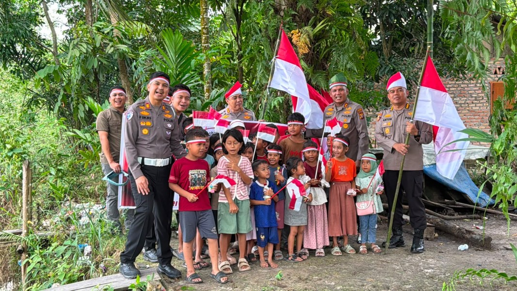Tembus Pedalaman Talang Mamak, Dirlantas Polda Riau Kobarkan Semangat Merah Putih dan Hadirkan Kepedulian Nyata untuk Negeri