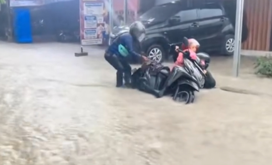 Banjir di Jalan Kusuma Indah Bukit Raya Tutupi Akses Jalan, Pengendara Terperosok di Tengah Genangan Air