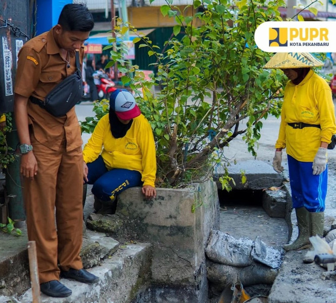 Bersihkan Tumpukan Sampah dan Sedimen, Tim OP Bina Marga Bersihkan Drainase di Simpang Jalan Teratai-Jalan Cempaka