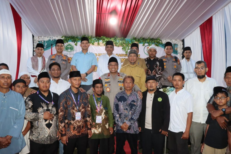 Wakapolda Riau dan Kapolres Kampar Buka Puasa Bareng Santriwati di Ponpes Mamba'ul Quran