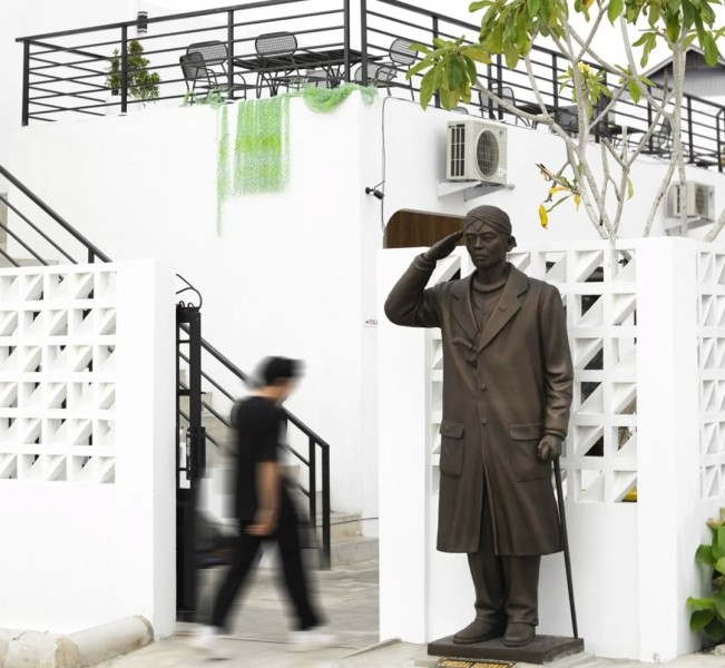 Ngopi di Rooftop, Main Game, Sampai Fotoan Bareng Patung Bung Karno, Semua Ada di Freedom Coffee
