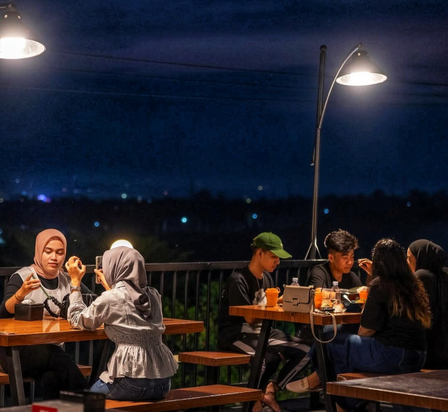 Ngopi Santai di Monocsky: Tempat Ngopi Estetik dengan View Perbukitan dan Danau
