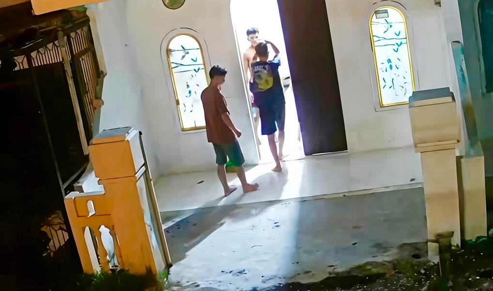 Pria Diduga Bersenjata Api Rampas HP Warga di Pekanbaru, Tembakan Disebut Mengenai Pintu Rumah