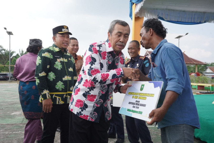 Gubri Syamsuar Serahkan Dana BKK Untuk Desa Se Kabupaten Siak