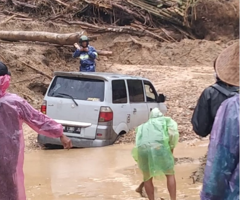 Jalur Bukittinggi–Maninjau Terputus Akibat Longsor dan Banjir Bandang di Agam