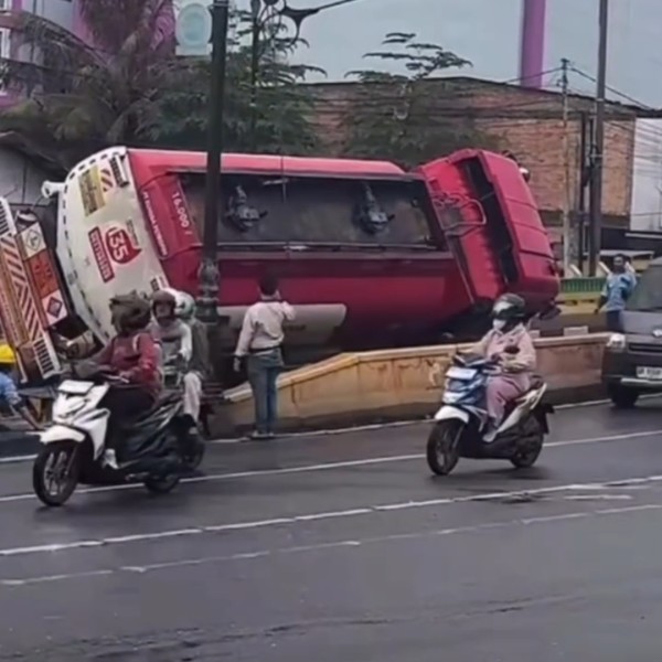 Truk Tangki BBM Terguling di Flyover Jalan Sudirman–Harapan Raya, Lalu Lintas Sempat Lumpuh