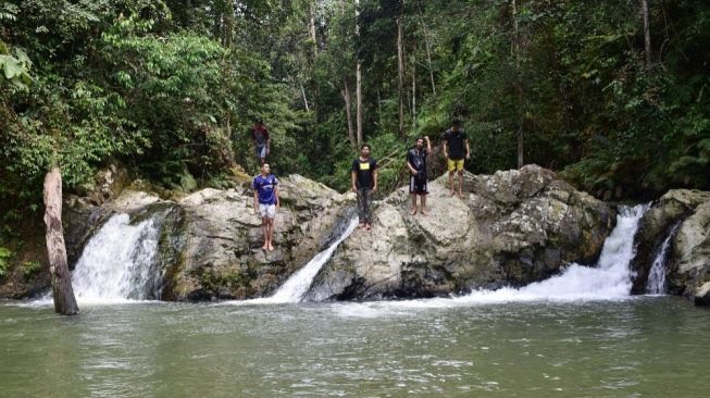 Menikmati Keindahan Alam di Air Terjun Batu Gajah, Riau: Surga Tersembunyi yang Menakjubkan