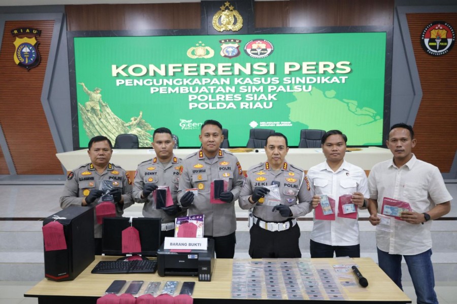 Sindikat SIM Palsu Dibongkar, Tiga Pejabat Polres Siak Diberikan Penghargaan