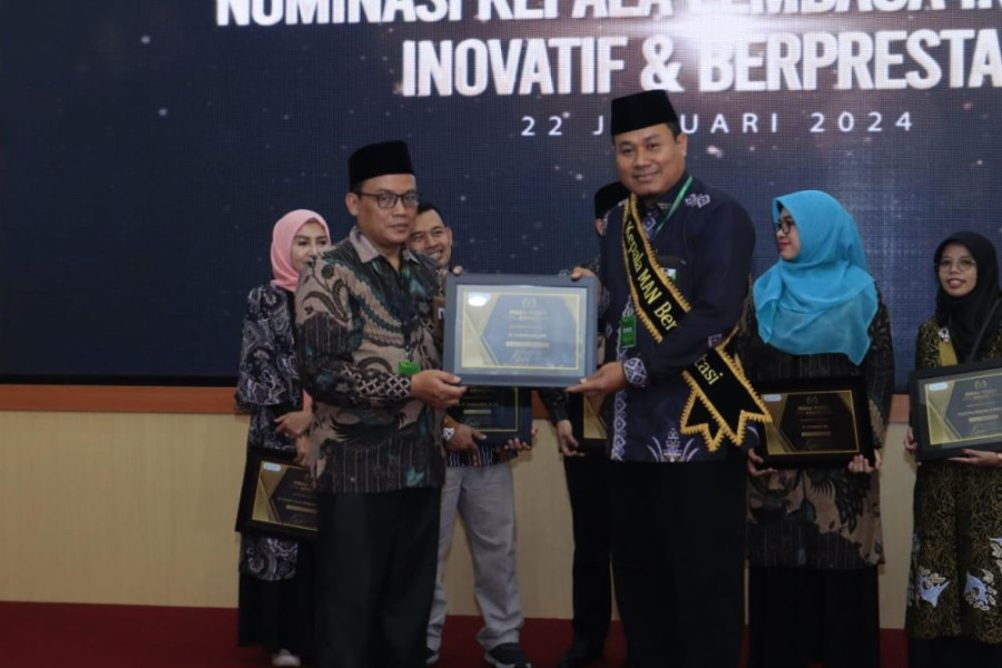 Kepsek MAN 1 Kuansing Raih Penghargaan Kepsek Berprestasi, Kemenag Riau : Kami Bangga