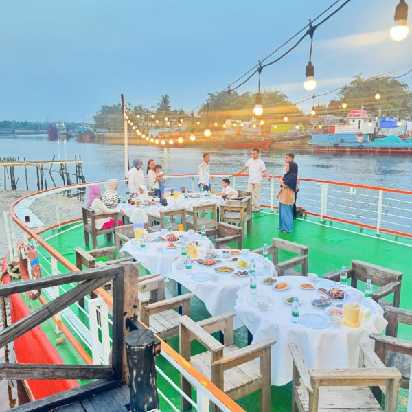 Tempat Nongrong Asik di Pinggir Sungai Siak Pekanbaru, Sensasi Makan di Atas Kapal Pesiar