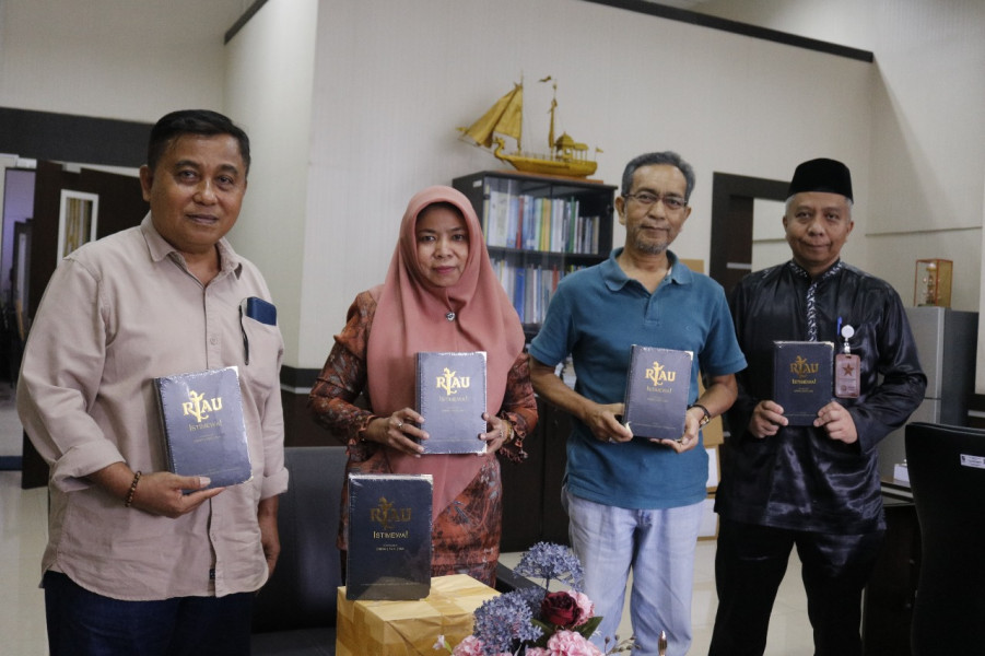 Perpustakaan Tenas Effendy Terima Hibah Buku Riau Istimewa