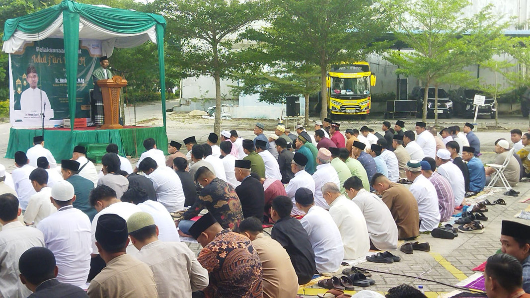 UMRI Lakukan Shalat Idul Fitri Di Halaman Kampus, Hendri Sayuti Ajak Ummat Islam Tetap Bermunajat Pada Allah