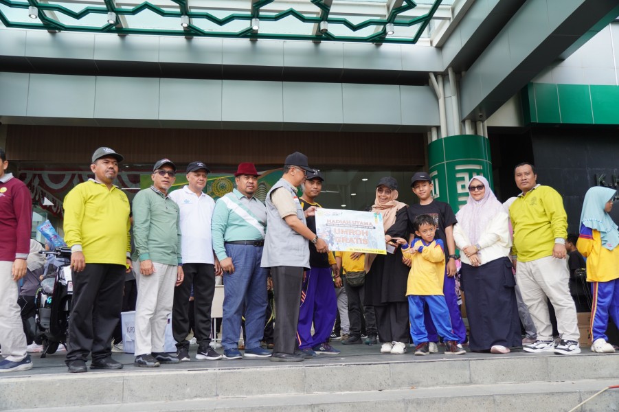Berhadiah Utama Umroh, Wali Kota Pekanbaru Melepas Seribuan Peserta Gerak Jalan Santai