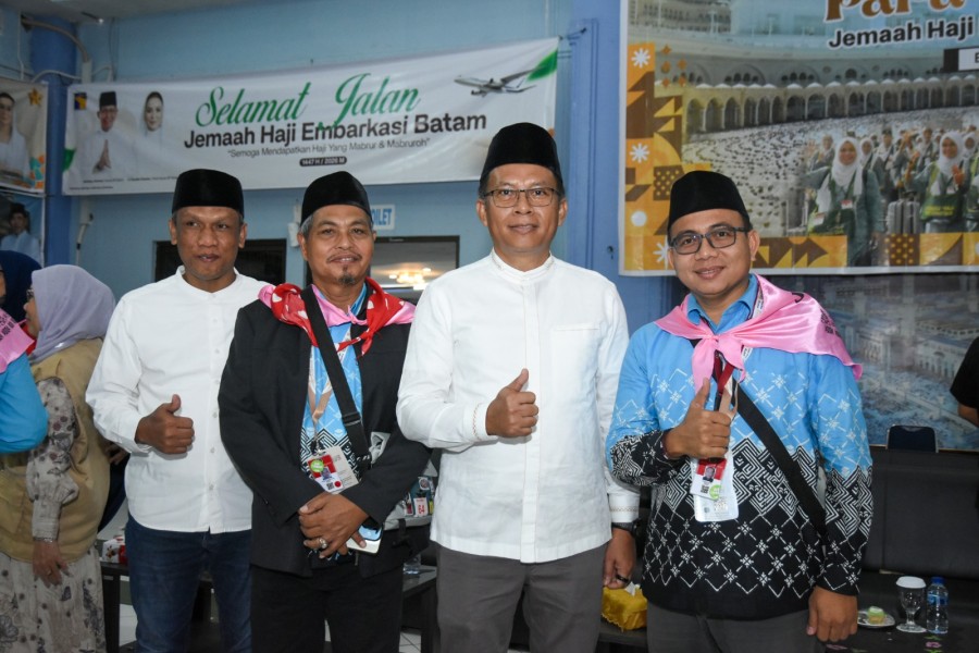 Plt Dirut BRK Syariah Dampingi Plt Gubri Lepas JCH Riau di Batam