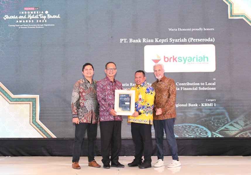 BRK Syariah Terima Penghargaan Bank Daerah Syariah Terbaik di Indonesia