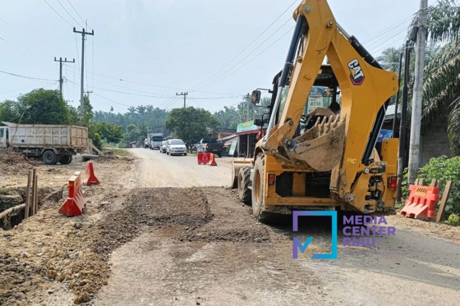 Antisipasi Jalan Longsor dan Amblas saat Hujan, Dinas PUPR Riau Siagakan Alat Berat