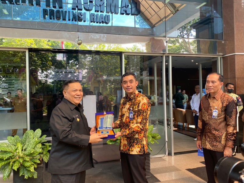 BRI Serahkan Ambulans untuk RSUD Arifin Achmad, Perkuat Layanan Gratis bagi Masyarakat Riau