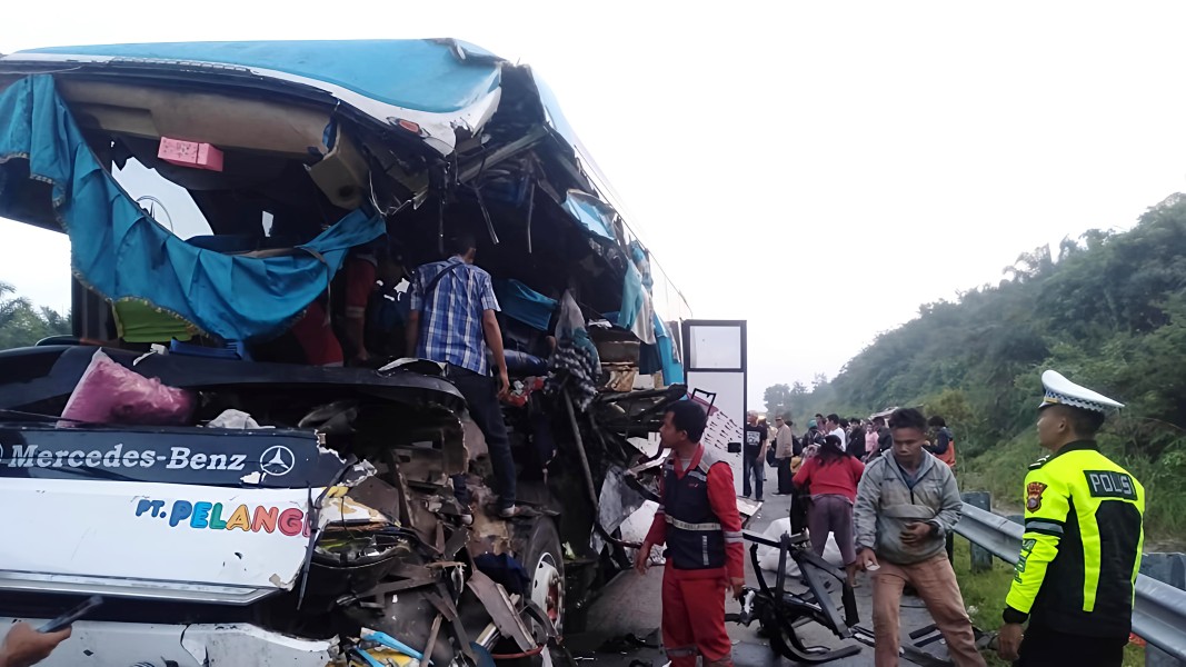BREAKING NEWS : Bus Pelangi Tabrak Truk Tronton di Tol Pekanbaru-Dumai, Balita 2 Tahun dan Seorang Penumpang Tewas