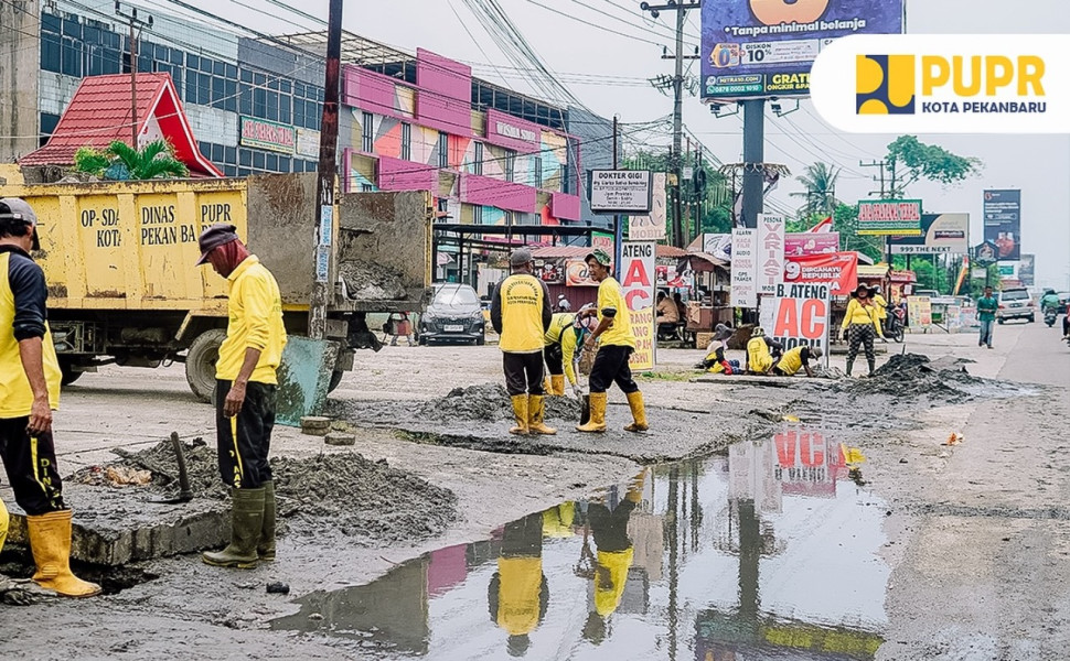 Tim Gabungan OP SDA Laksanakan Normalisasi Drainase di Jalan HR Soebrantas