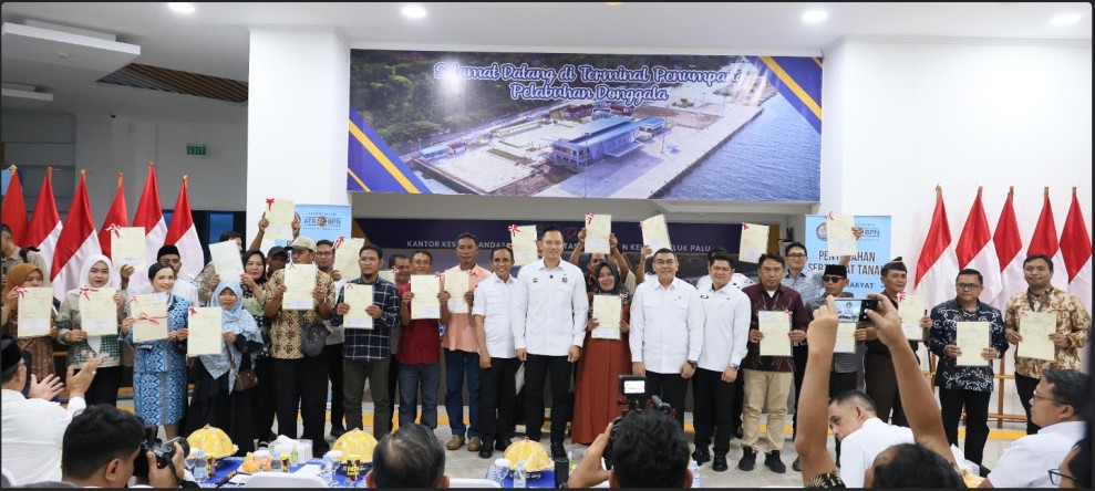 Serahkan 160 Sertipikat Tanah kepada Pemda dan Masyarakat Sulteng, Wamen Ossy Tekankan Bentuk Komitmen Negara Hadirkan Kepastian Hukum