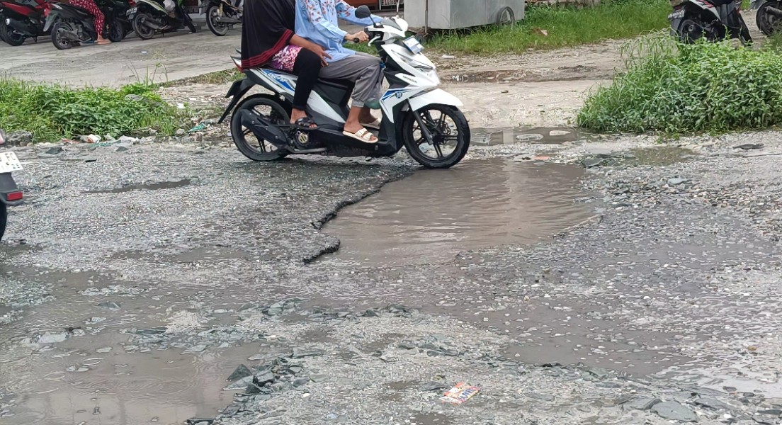 Warga Mengeluh Jalan Suka Karya Rusak Parah : Anak Saya Pernah Jatuh Saat Berangkat Sekolah