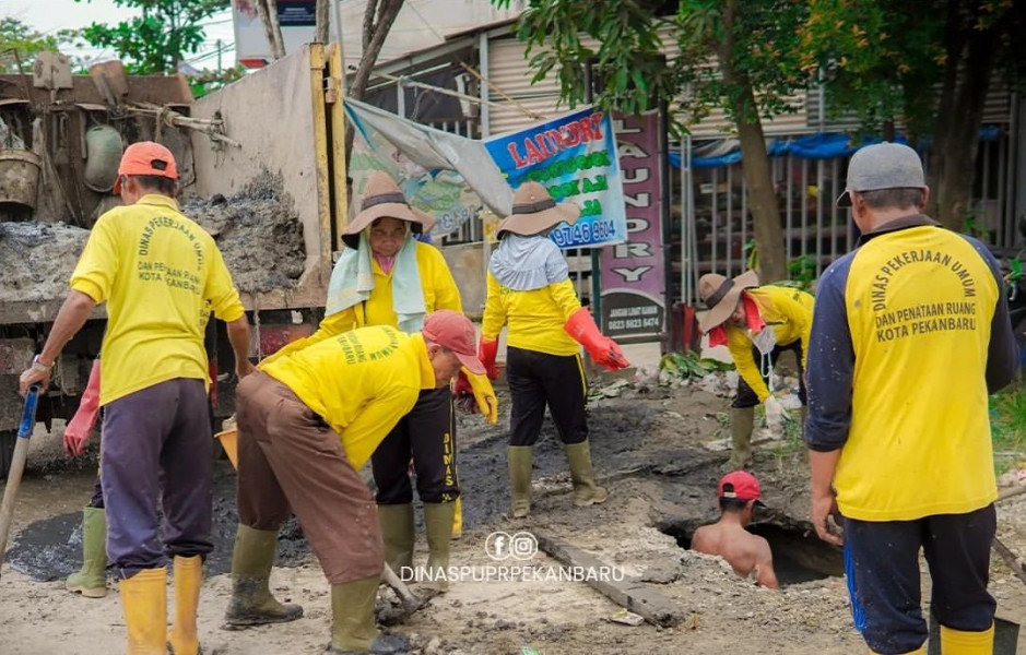 Cegah Banjir, Pasukan Kuning Bersihkan Drainase Tersumbat di Jalan Dharma Bakti