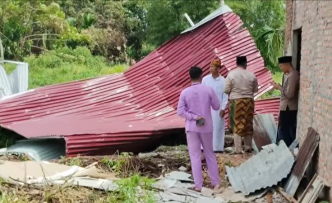 Warga Diminta Waspada, Angin Puting Beliung Hantam Rejosari