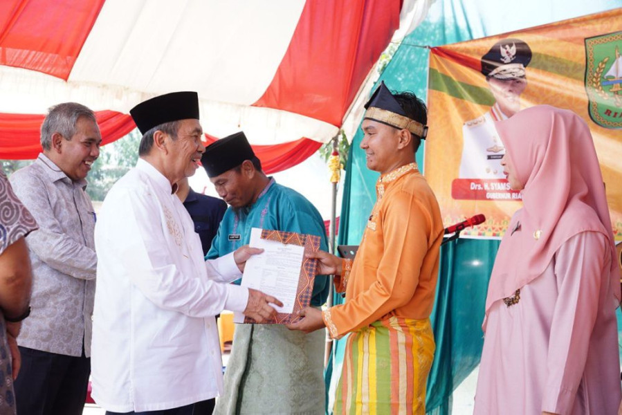 Serahkan SK PPPK di Inhil, Gubernur Syamsuar Harap Para Guru Lebih Baik Lagi dalam Mendidik