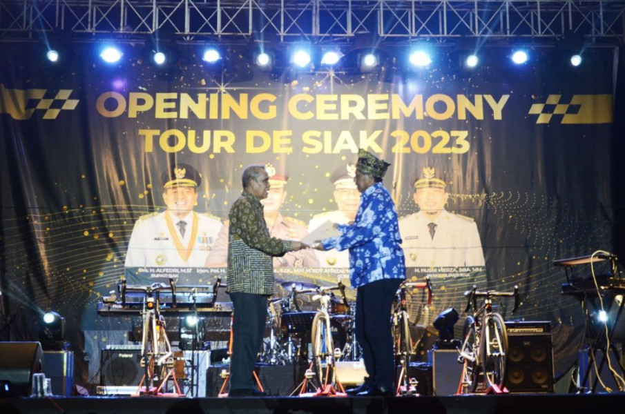 KONI Riau Serahkan SK Tuan Rumah Porprov Kepada Bupati Siak