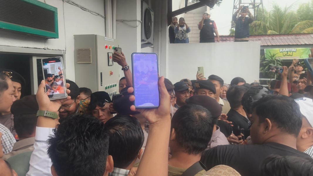 Pendukung Abdul Wahid Membludak Penuhi Halaman hingga Ruang Tunggu PN Pekanbaru Jelang Sidang Vonis