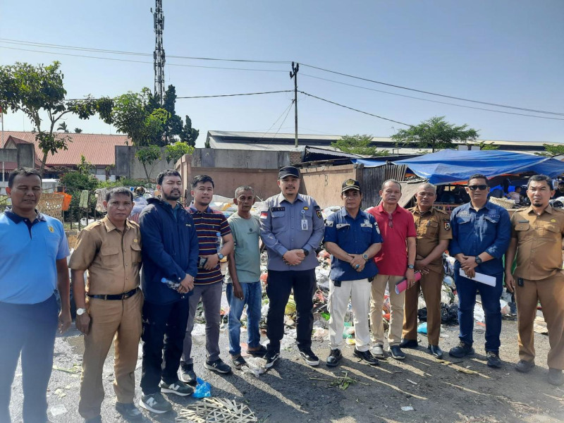 DLHK Pekanbaru Pantau Langsung Aktifitas Pengangkutan Sampah di Pasar Pagi Arengka