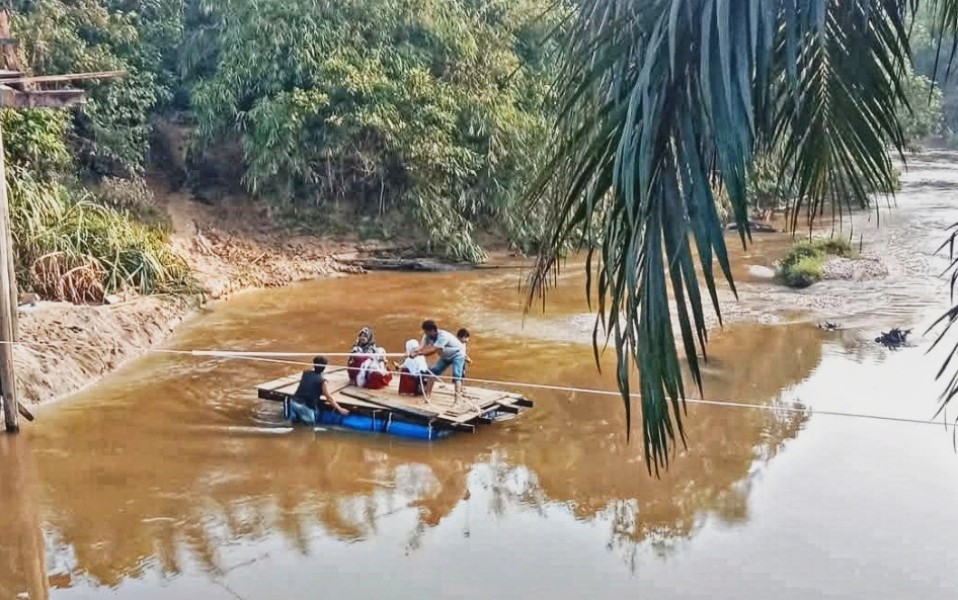 Anak-anak di Inhil Bertaruh Nyawa Seberangi Sungai Pakai Rakit Demi Sekolah