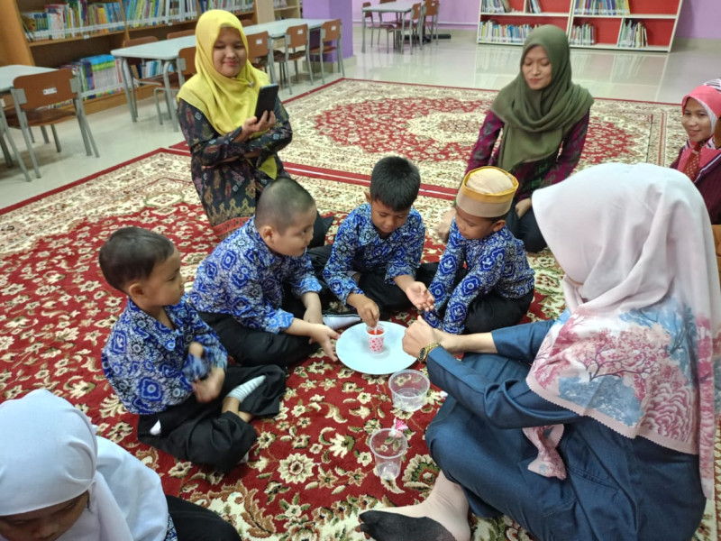 Melalui Litera Tour,  Siswa MI Ibnu Taimiyah Eksplorasi Perpustakaan