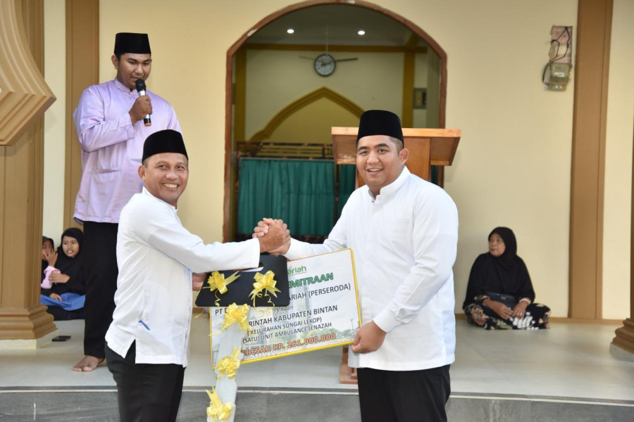 Safari Ramadan Perdana Pemkab Bintan, Masyarakat Sungai Lekop Terima Ambulan dan Etalase dari CSR BRK Syariah