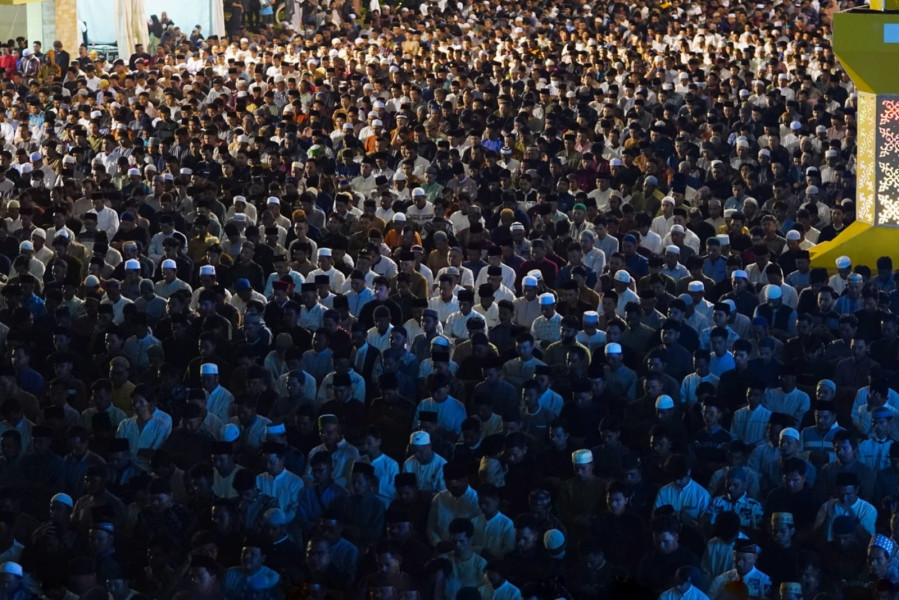 Merinding, Halaman Masjid Annur Riau Barubah Jadi Lautan Manusia, Ribuan Umat Tumpah Ruah Saksikan Ceramah UAH  