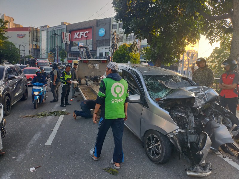 Tabrak Pohon, Toyota Calya Ringsek di Sudirman Pekanbaru, Tiga Penumpang Terluka