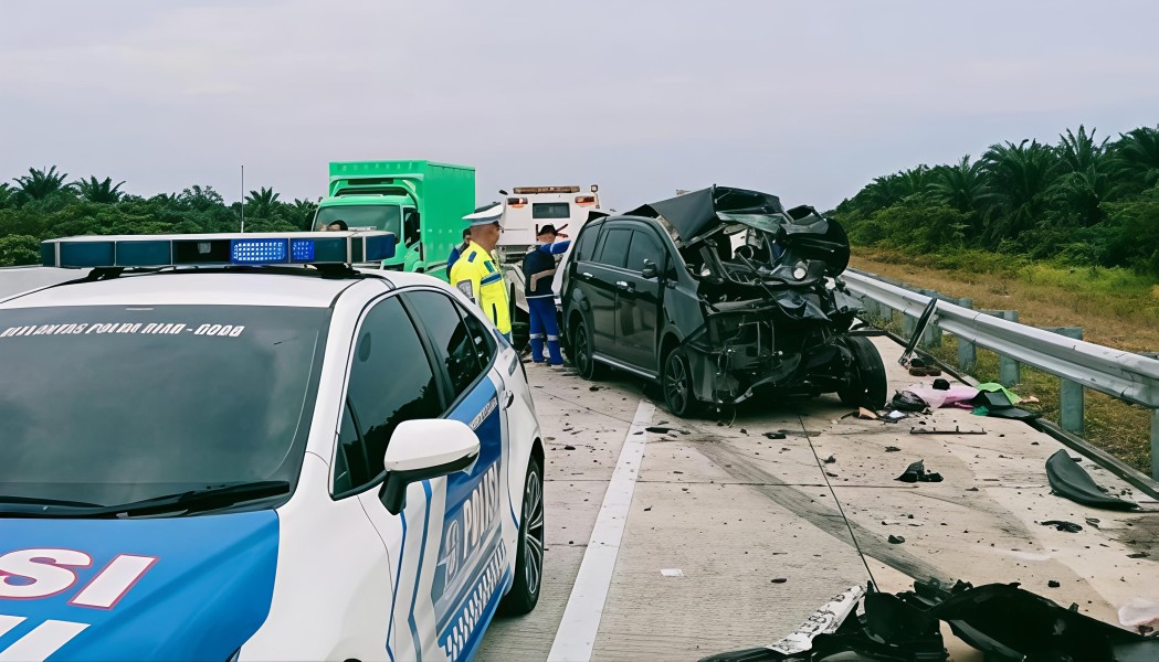 Ustaz dan Dosen Tewas dalam Kecelakaan di Tol Bangkinang, Innova Hantam Truk Diduga akibat Sopir Mengantuk