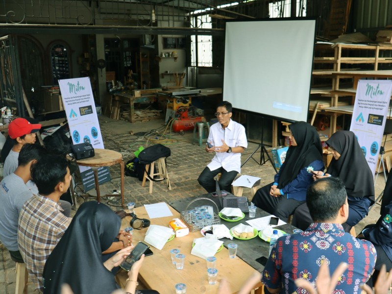 UMRI Melakukan Pendampingan dan Pelatihan Penerapan Digital Marketing untuk UMKM Produk Furniture di Kota Pekanbaru