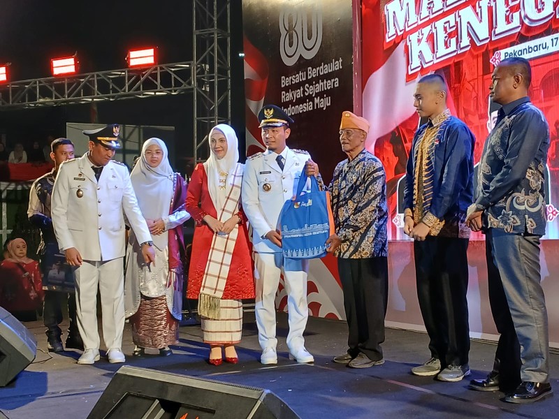 Wali Kota Pekanbaru Berbagi dengan Veteran dan Petugas Kebersihan di Momen HUT ke-80 RI