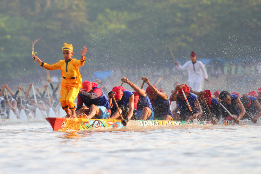 Putri Anggun Mengukir Sejarah di Tepian Narosa, Ini Daftar Juara Pacu Jalur Taluk Kuantan 2024