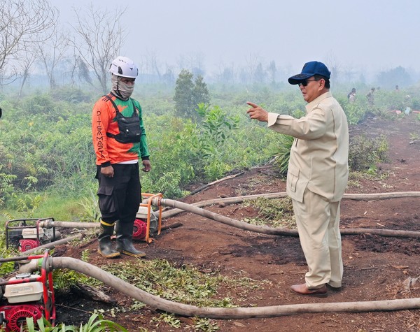Prabowo Terbang ke Riau Cek Karhutla, Tegaskan Pemerintah Tak Boleh Tiap Tahun Hanya Sibuk Padamkan Api