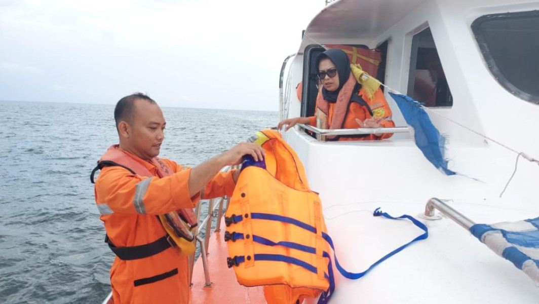 Pencarian Hari Kedua Kapal Tenggelam, Tim Basarnas Temukan Life Jacket